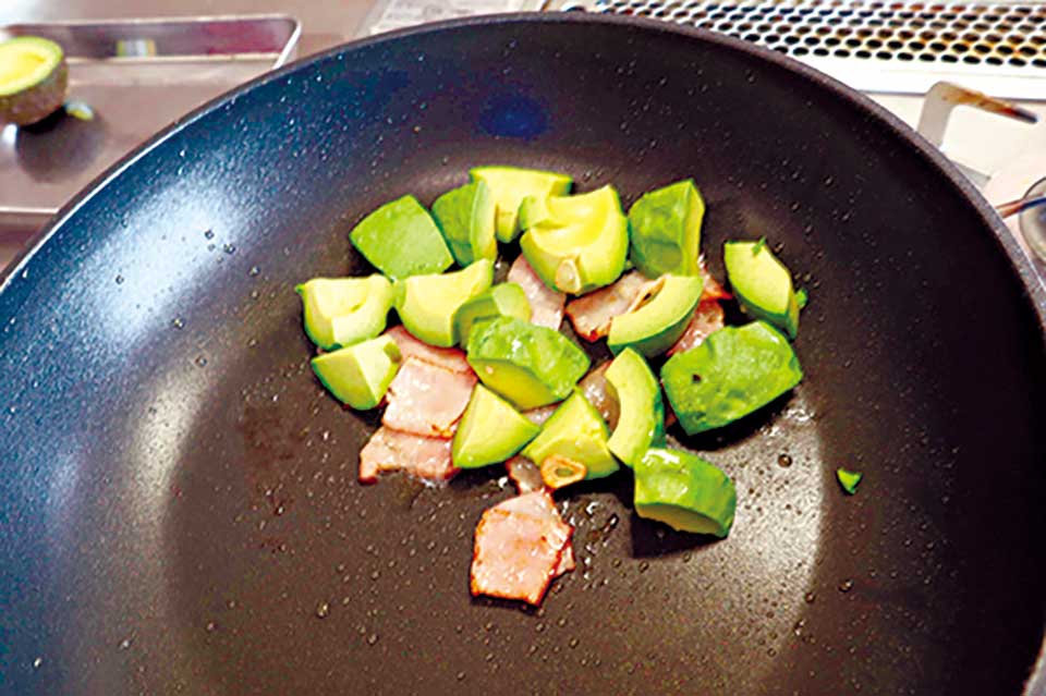 ベーコンに焼き色がついたら、アボカドを加えてソテーし、オイスターソース大さじ1/2、塩、こしょう少々で味を調える。