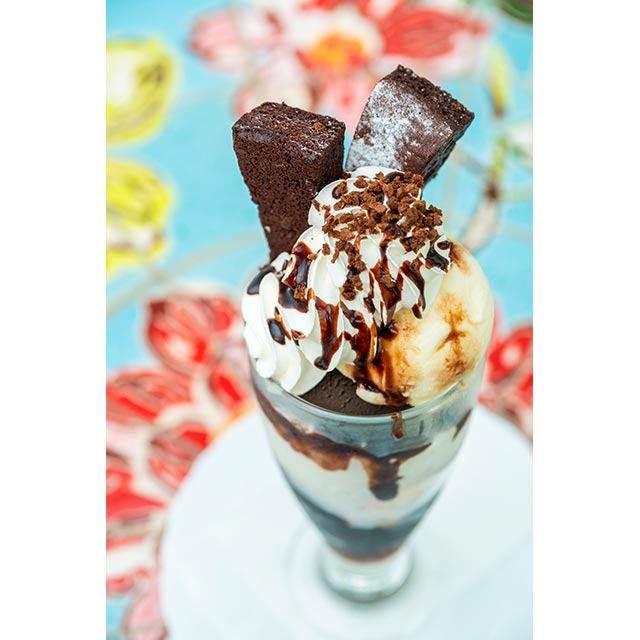 「花の館チョコレートパフェ」800円。濃厚なチョコアイスやガトーショコラに下層の自家製コーヒーゼリーが加わり、後味はさっぱり