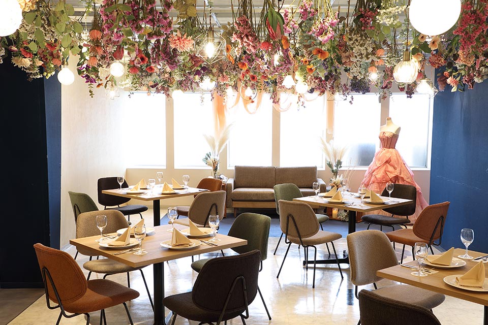 まるで別世界に来たかのような、天井一面のドライフラワー。季節によって内装が変わることも