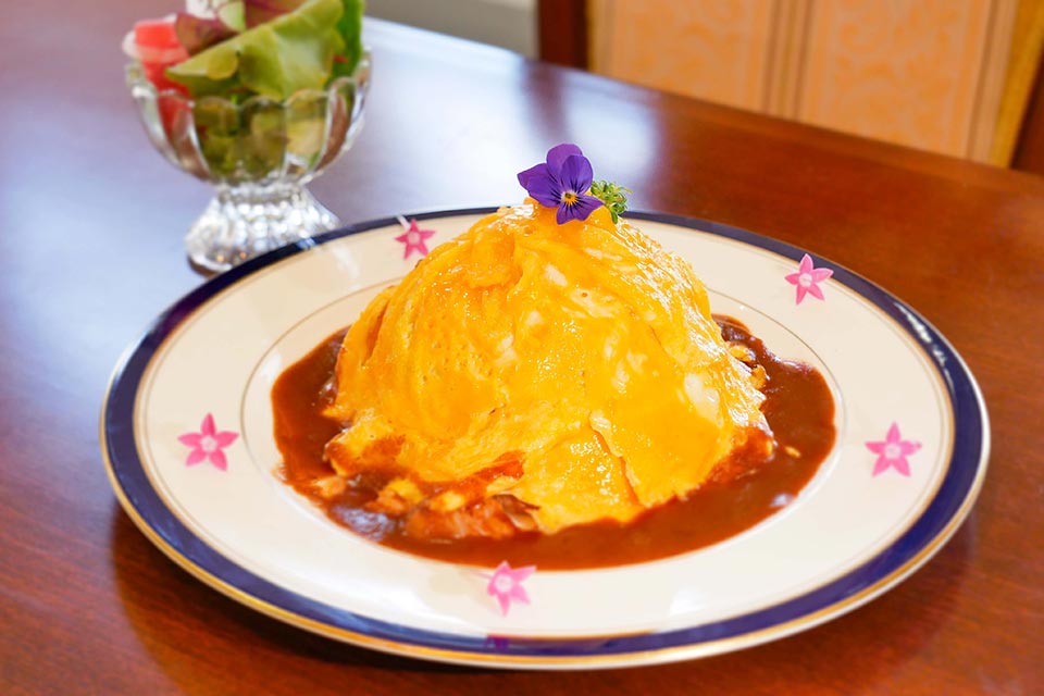 ウェディングドレスをイメージした「花のドレスオムライス」1200円（ミニサラダ付き）