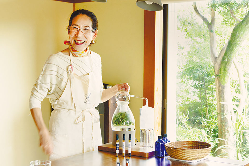 宇城市にあるアトリエで精油を抽出する体験会などを行っています