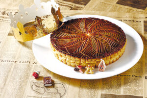 レイエといわれる美しい模様が特長で、当たり(フェーヴ)はアーモンドを使用。予約は店頭、電話、WEBで。受け渡しは1/3(土)~6(火)10時30分~19時です