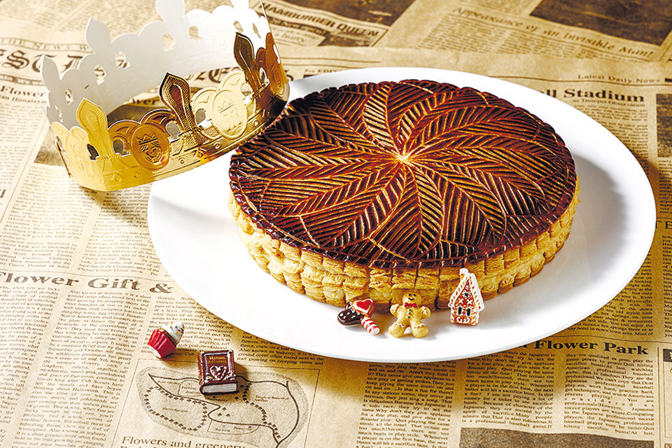 レイエといわれる美しい模様が特長で、当たり（フェーヴ）はアーモンドを使用。予約は店頭、電話、WEBで。受け渡しは1/3（土）～6（火）10時30分～19時です