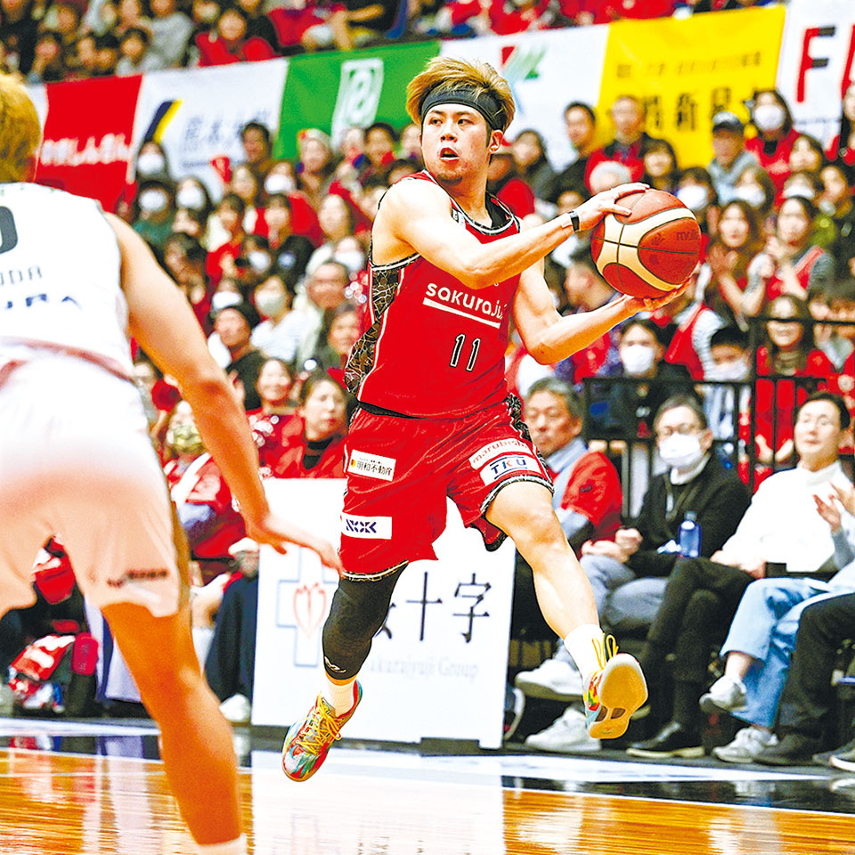 トリッキーなパスで会場を沸かせる石川選手