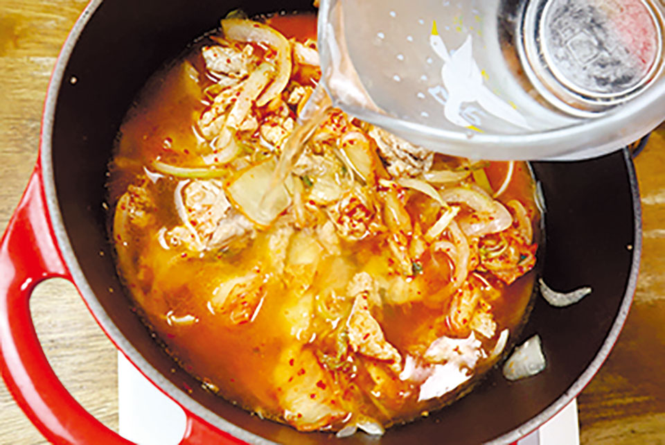 (3)に分量の水と鶏がらスープのもと、長ネギの白い部分を入れて煮立てる。