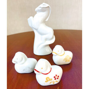 上から時計回りに「跳馬」(高さ17・5㎝、3850円)、「青海波紋ゴールド」「松竹梅」「青海波紋シルバー」各1500円