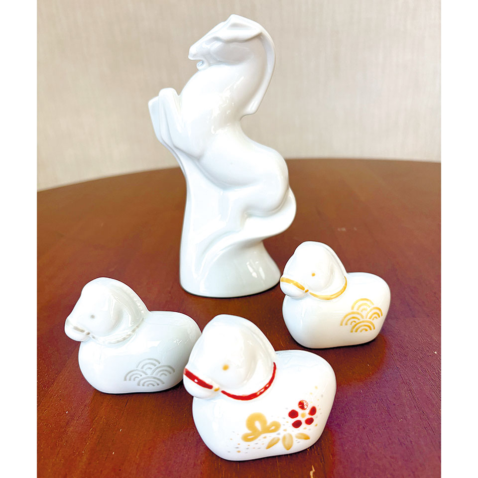 上から時計回りに「跳馬」（高さ17・5㎝、3850円）、「青海波紋ゴールド」「松竹梅」「青海波紋シルバー」各1500円