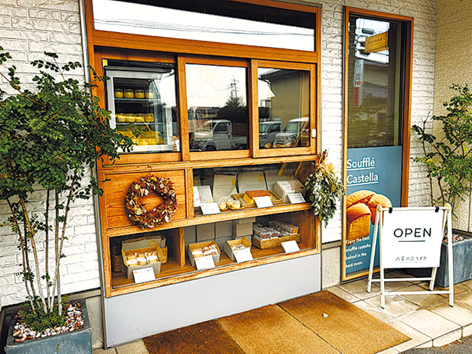 「八景水谷ベイク」では、台湾カステラ(1400円)やプリン(280円)、もちパイ(250円)、ラスク(150円)などを販売