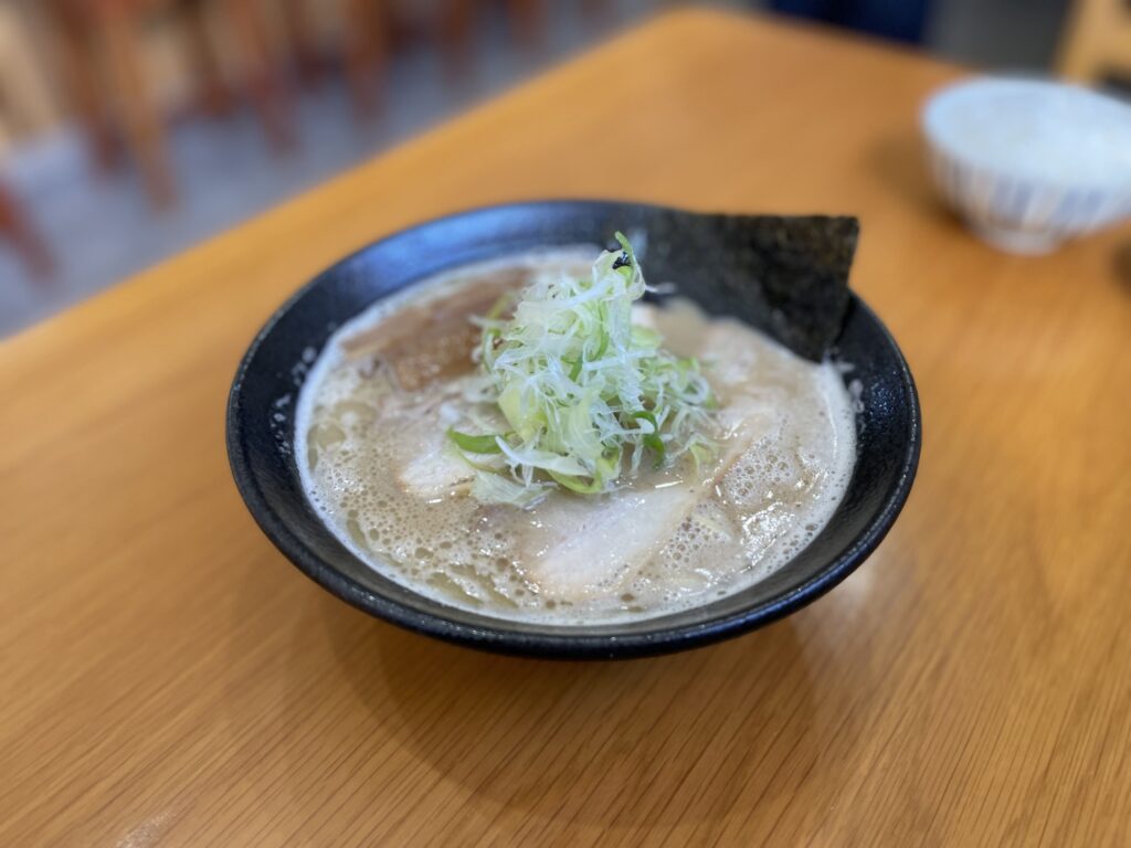 らぁ麺まるいの「鶏豚骨醤油ラーメン