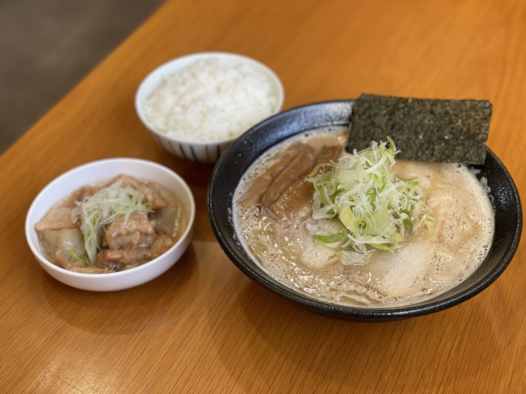 らぁ麺まるいの「鶏豚骨醤油ラーメン」とAセット