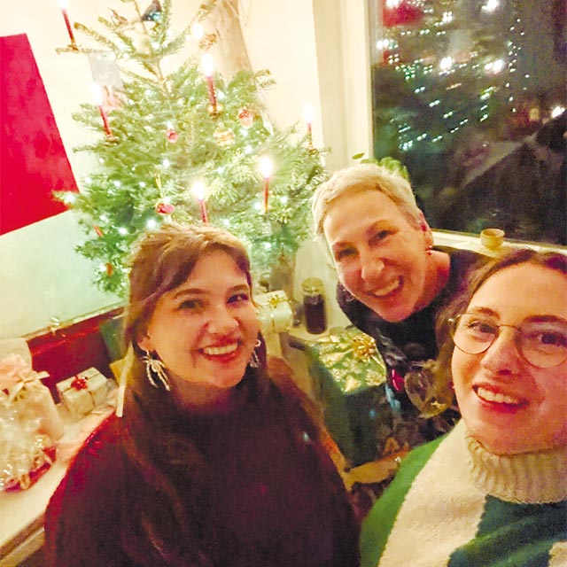 クリスマスにドイツの自宅でくつろぐダフネさんと家族