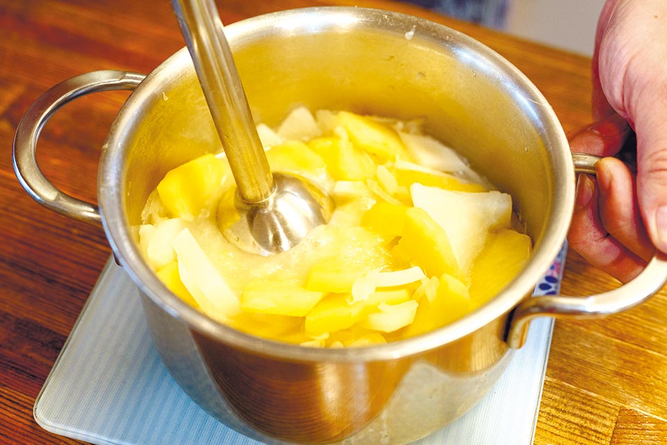 ブレンダーがない場合は、ミキサーや裏ごし器を使います