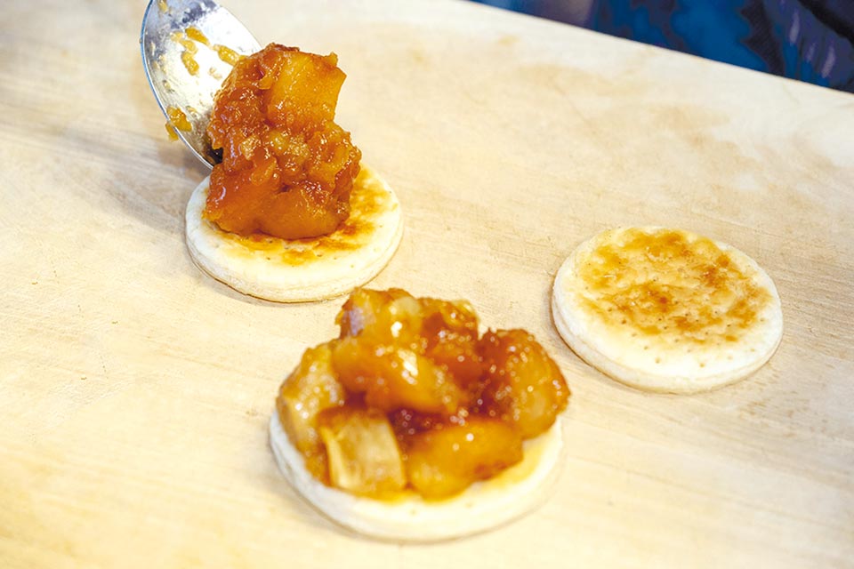 焼いたパイにフィリングを載せるだけなので、簡単に仕上がります