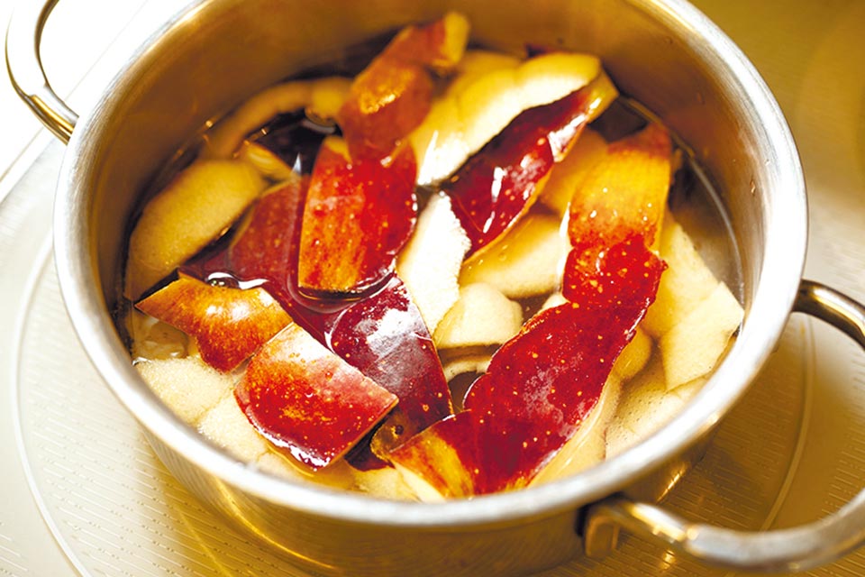 手順（1）では皮の色が、薄く水に移るまで煮ます。手順（2）でレモン汁を入れると、きれいな赤色になります