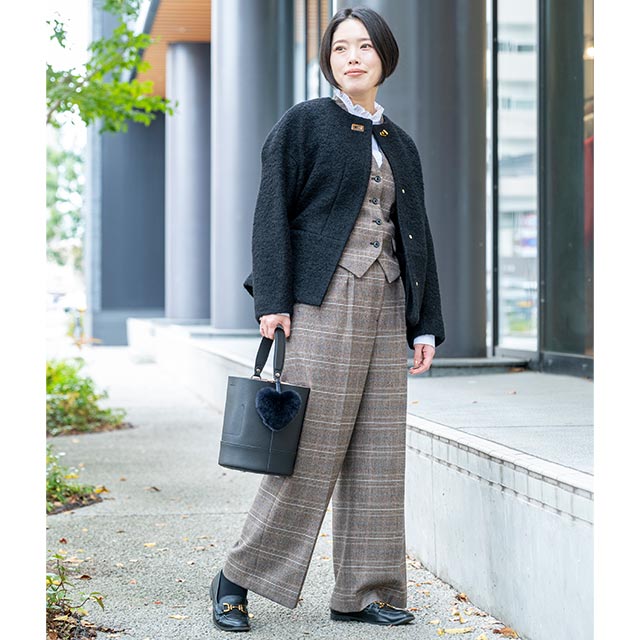 コートは、ブラウスの襟元を引き立てるノーカラーをチョイス。ゴールドの留め具が、パーティーコーデに華を添えてくれます。