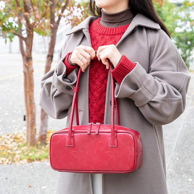 ニットとバッグを同じ色でリンク。主役にする赤のアイテムを二つほど使うと、コーデにリズムが生まれます。