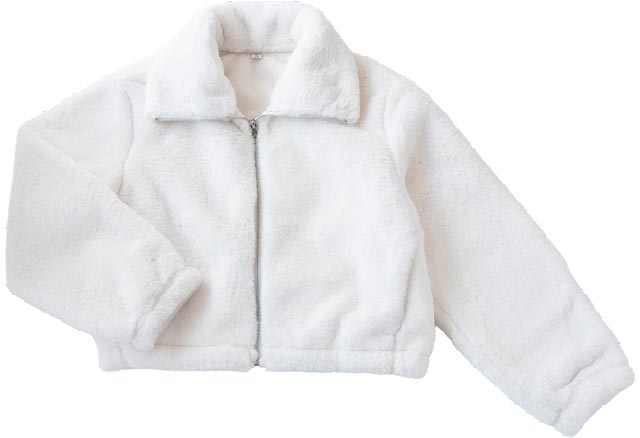 真っ白ブルゾンで冬コーデを明るく