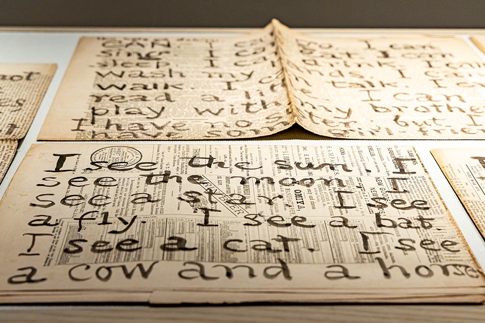 熊本で誕生した長男・一雄には、自分で勉強を教えていた八雲。英字新聞に書いた英語の手習いやアンデルセンの本が教材となっていました