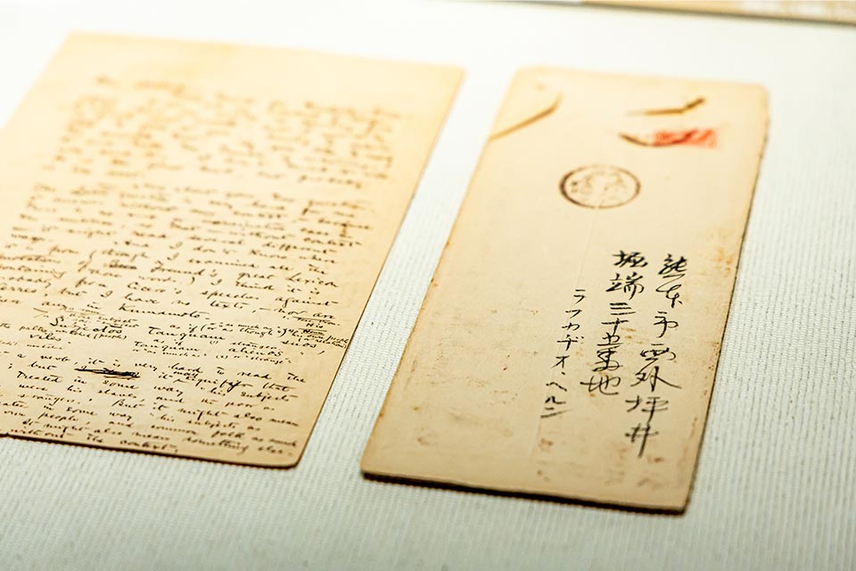 八雲が、松江の教育者で親友の西田千太郎へ送った手紙。数多く残る西田への手紙には、仕事の愚痴や家族との出来事などが詳細につづられています。封筒には「熊本市」「坪井」の文字も