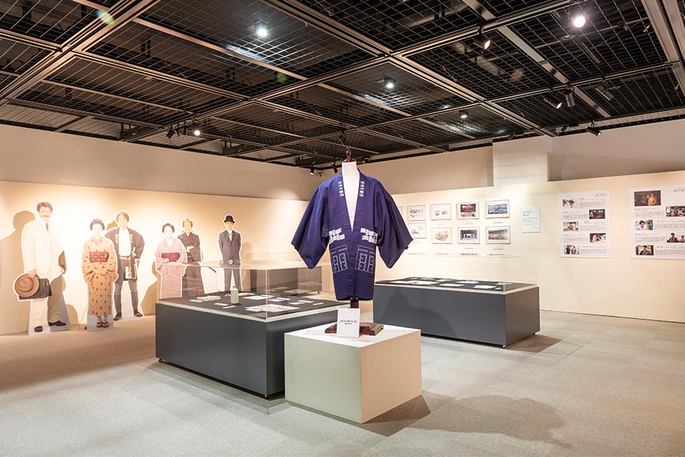 展示の最後は連続テレビ小説「ばけばけ」のコーナー。小道具や出演者のパネルなど、ドラマの世界に浸れます