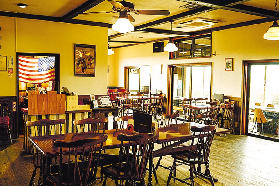乗馬を楽しんだ後はウエスタンムード漂うレストラン（下）へ