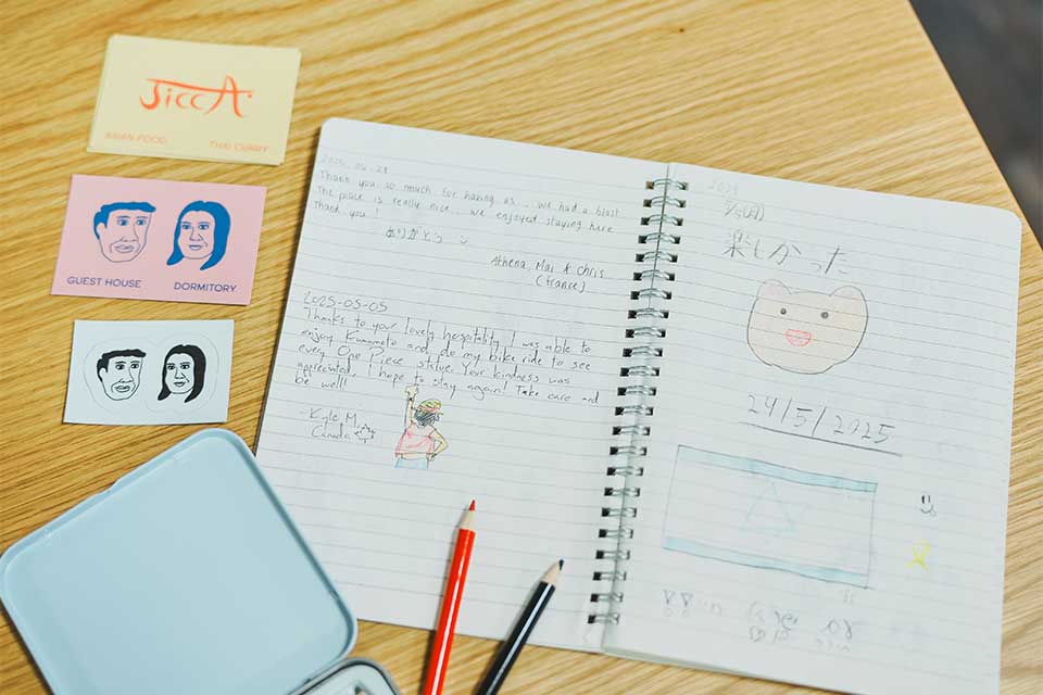 宿泊者の半数が外国人。ゲストブックには各国の言葉で感謝の言葉がつづられています