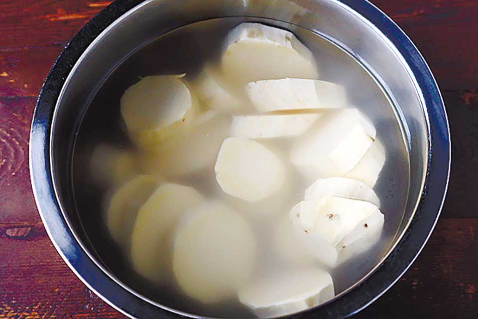 芋きんとんを作る。サツマイモは皮をむいて1cmの厚さに切り、水にさらして水気を切る。