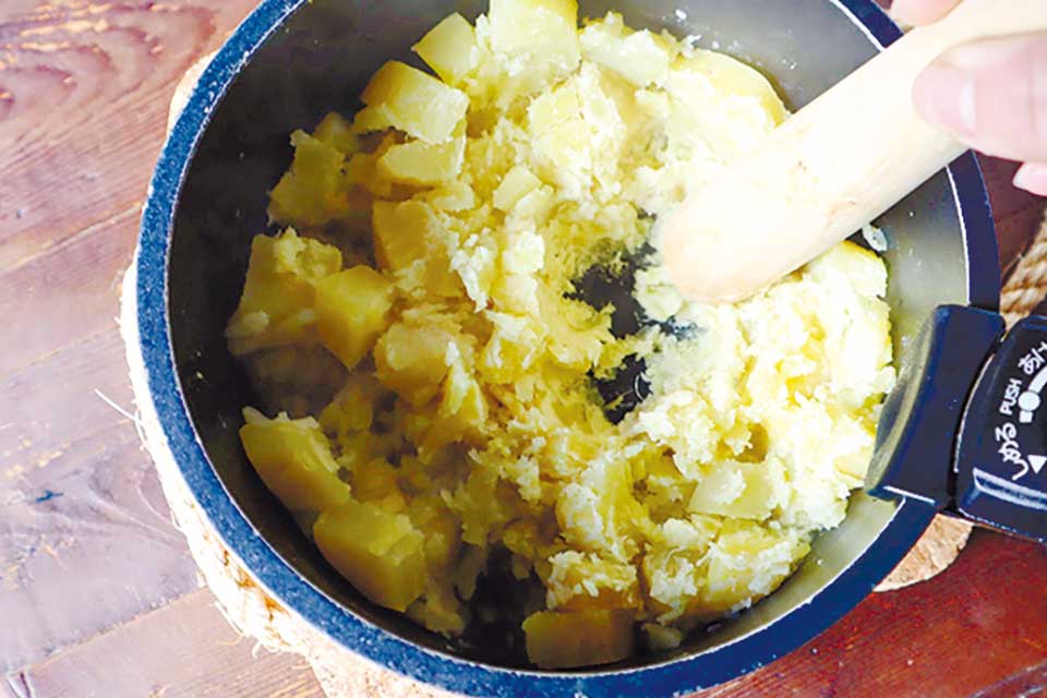 鍋に（4）の芋を入れ、かぶるくらいの水を加えて火にかける。沸騰したら弱火でやわらかくなるまで煮てゆでこぼし、熱いうちにつぶす。