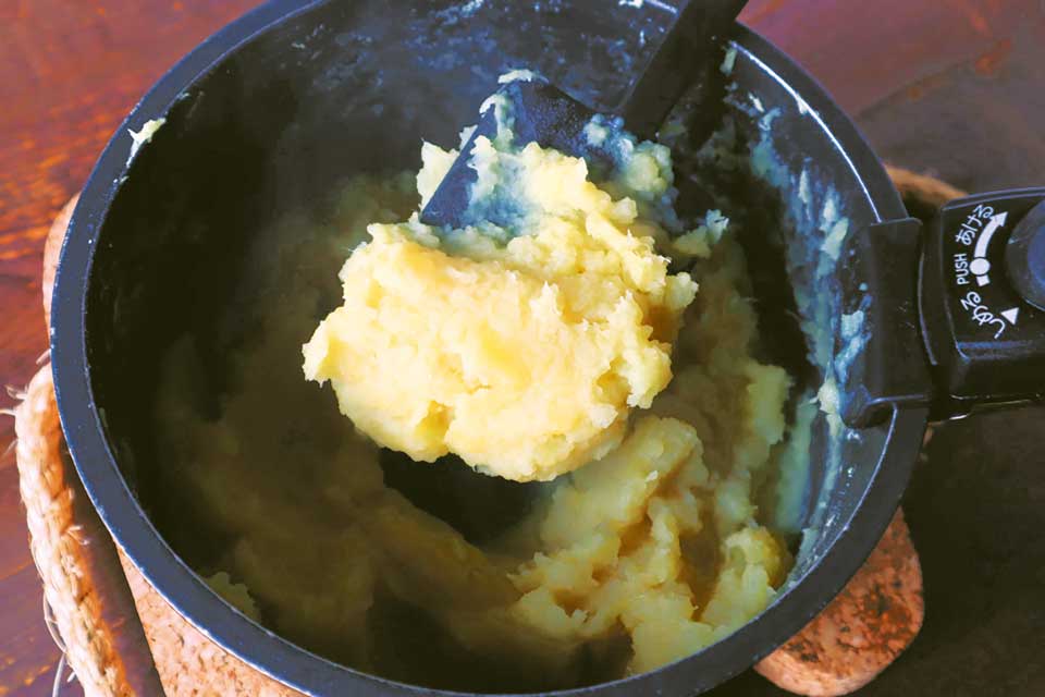 （5）に蜂蜜、みりん、牛乳を混ぜて弱火にかけ、混ぜながら煮詰める。水分が飛び、ぽってりとした硬さになったらOK。