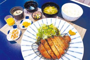 人気の「とんかつ定食」（825円）はご飯、みそ汁、小鉢3品、サラダ、茶わん蒸し付き