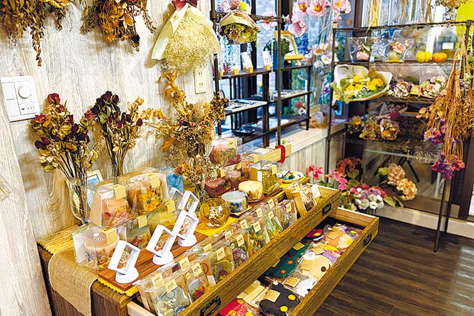 店内では質の高いフェルト雑貨やキャンドル、スワッグなども販売