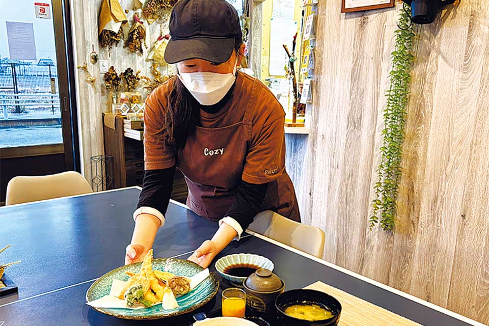 天ぷら定食（月・木曜のみ、1100円）を運ぶ利用者