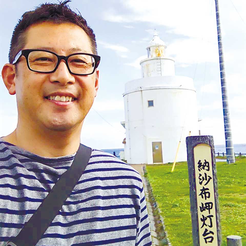 納沙布岬のシンボルでもある「納沙布岬灯台」。北海道で最も古い灯台で、近くをカモメが飛んでいました