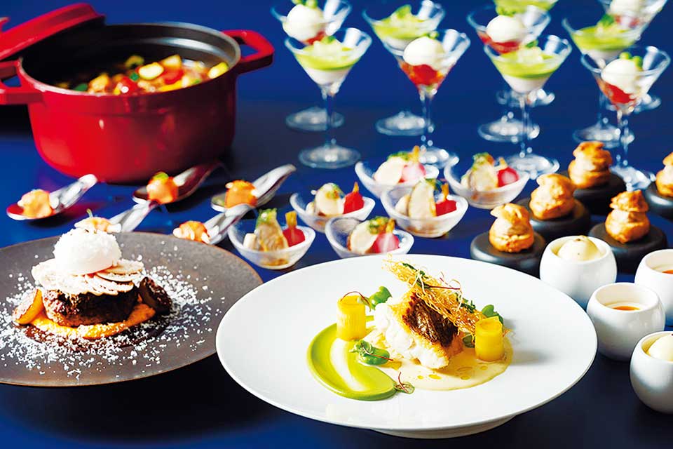 メインは「スズキとホタテのパイ包み焼き」「牛ほほ肉の赤ワイン煮込み」など4種から選べます。ソフトドリンクバー付き。祝日を除く月～木曜11時30分～15時限定