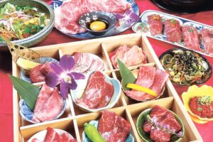 おいしさだけでなく見た目も華やかな一品がそろいます。お肉以外の料理やお酒も豊富にラインアップ。いろんなシーンにご利用いただけます