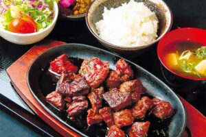 写真は「牛ステーキ定食」1900円。ランチはごはん、みそ汁、スープお代わり自由。アイス18種食べ放題、ドリンクもセルフで飲み放題！