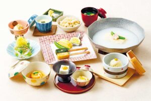 写真は「彩ランチ」2800円（3月から2900円）。「生麩田楽」「湯葉揚げ」などが味わえます。少人数でも利用可能な個室を完備