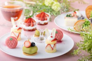 「アフタヌーンティー～ときめくいちご～」4200円は12時～・14時～の2部制（90分）。＋900円でグラススパークリングワイン1杯。※写真はイメージ（2人分）