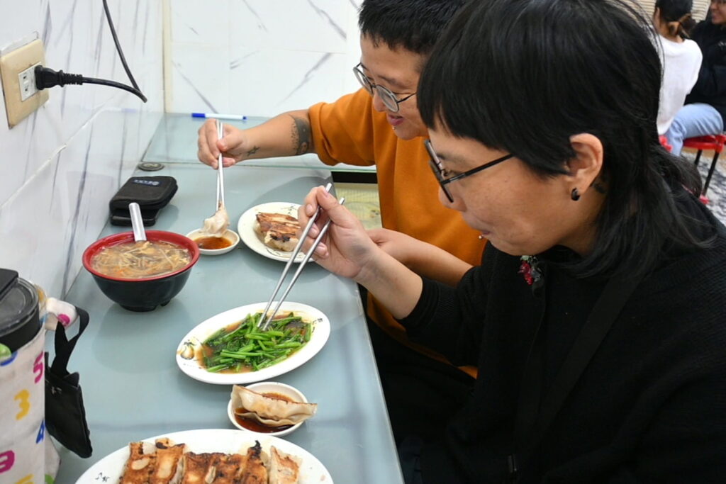 シャオユーさん（手前）とシンシンさん（ＮＮＡ撮影）