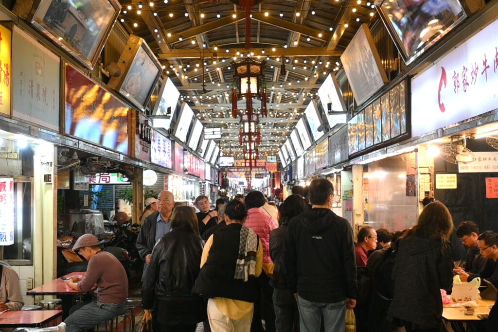 アーケード式の通りは東京・阿佐ヶ谷の商店街を参考にしたそうです（ＮＮＡ撮影）