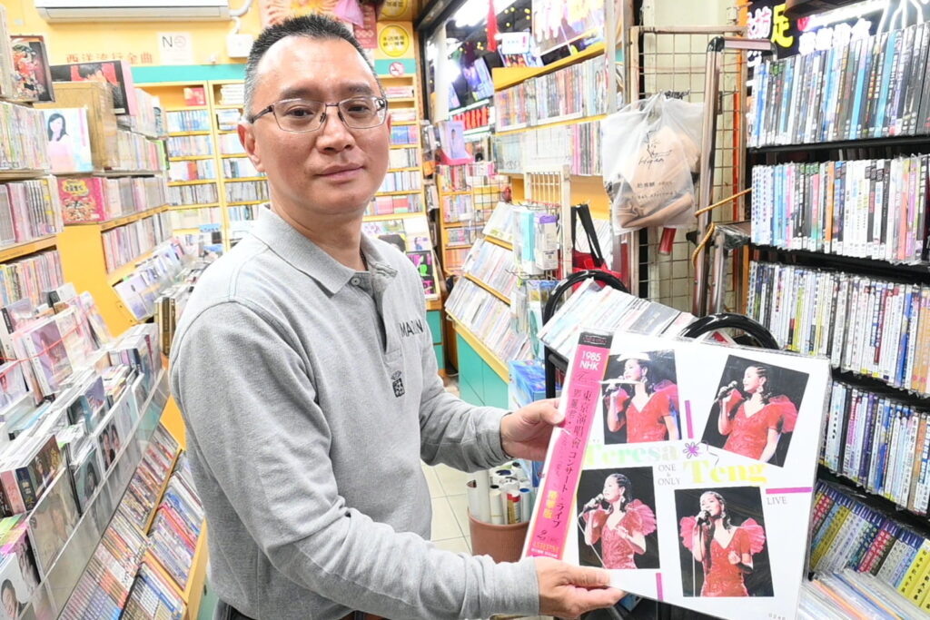 理事長の鄭さんは華西街夜市のレコード・ＣＤショップ「龍鳳唱片行」の店長でもあります（ＮＮＡ撮影）