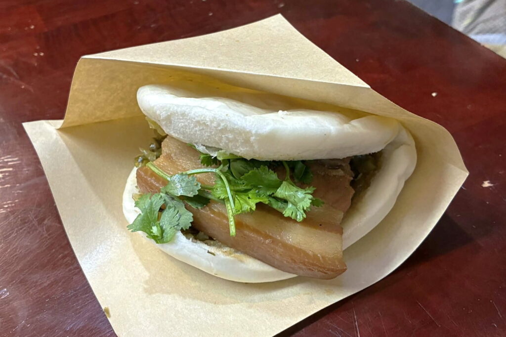 いつも多くの人でにぎわう源芳刈包（ＮＮＡ撮影）