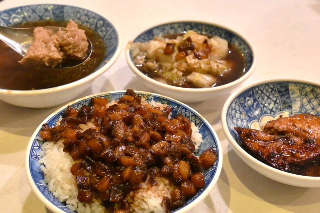 手前から時計回りに魯肉飯、清湯瓜仔肉、滷白菜、油豆腐（ＮＮＡ台湾）