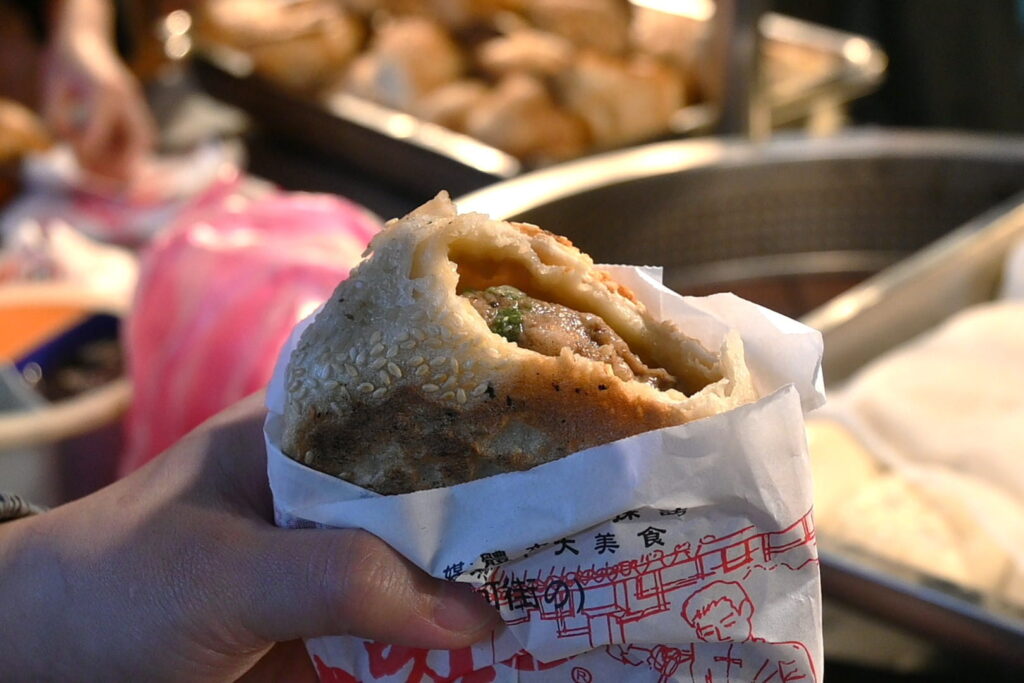 胡椒餅はやけどに注意（ＮＮＡ撮影）