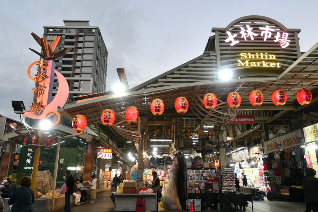 士林夜市には地下にフードコートもあります（ＮＮＡ撮影）