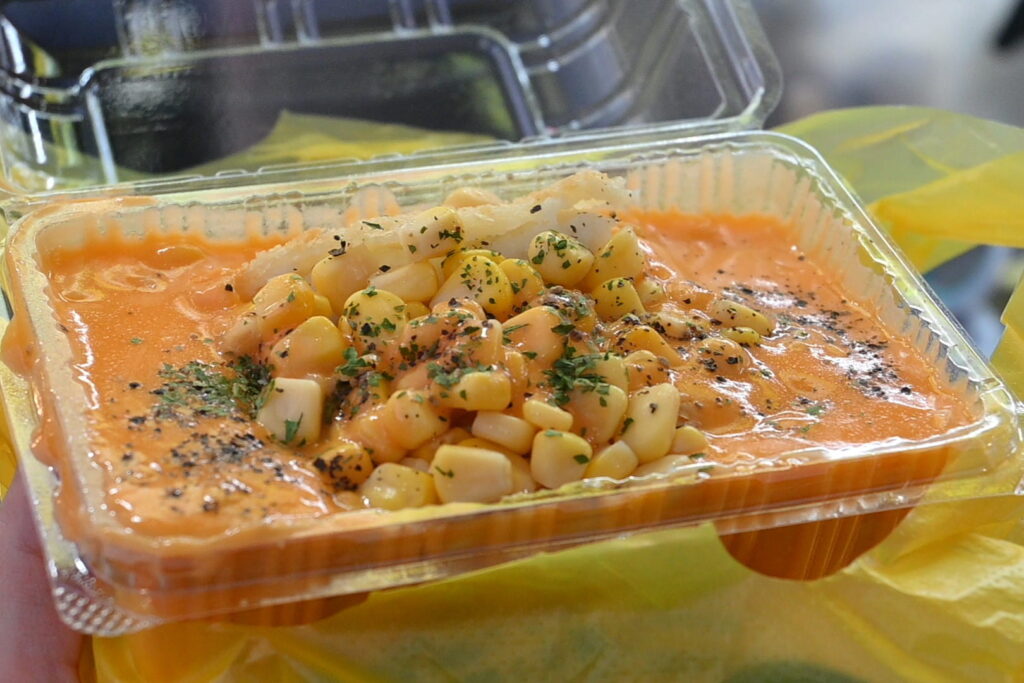 チーズソースを大盤振る舞いの起士馬鈴薯（ＮＮＡ撮影）