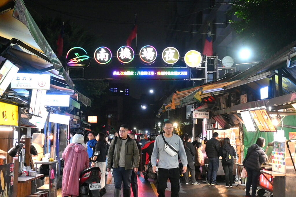 かつては日本軍の飛行場だった南機場夜市（ＮＮＡ撮影）