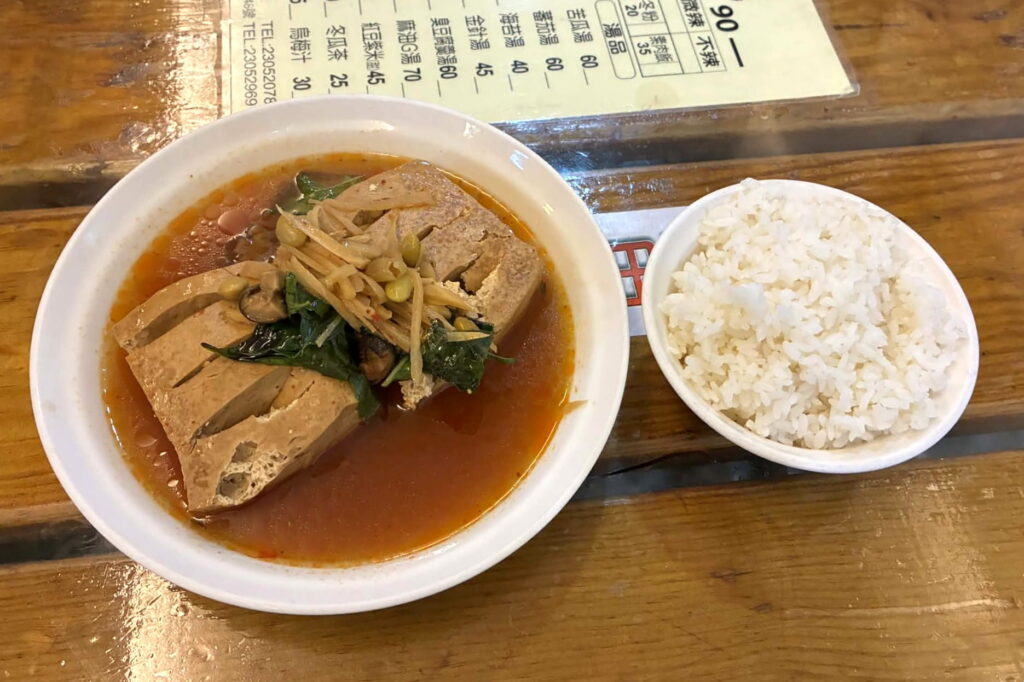 私の知り合いはこの臭豆腐のために南機場夜市内に住んでいます（ＮＮＡ撮影）