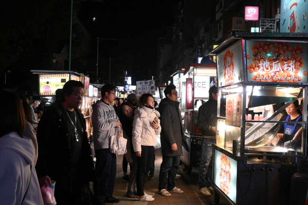 店の人とのコミュニケーションも楽しみの一つ。写真は寧夏夜市（ＮＮＡ撮影）