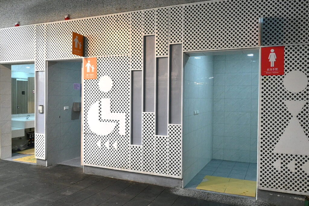 広く清潔な公衆トイレがある士林夜市（ＮＮＡ撮影）